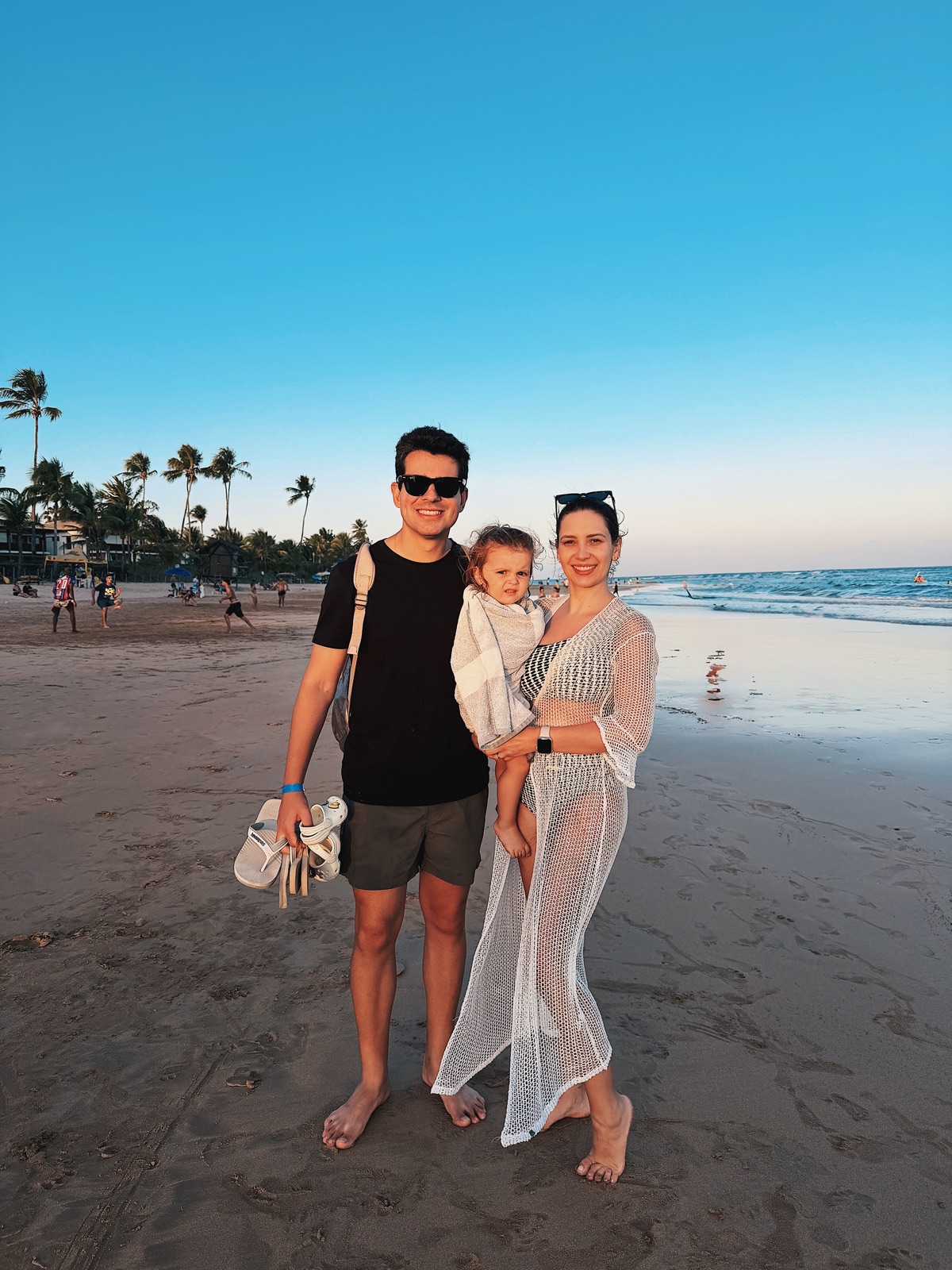 Leonardo, Veridiana e Luiza na praia, no fim da tarde