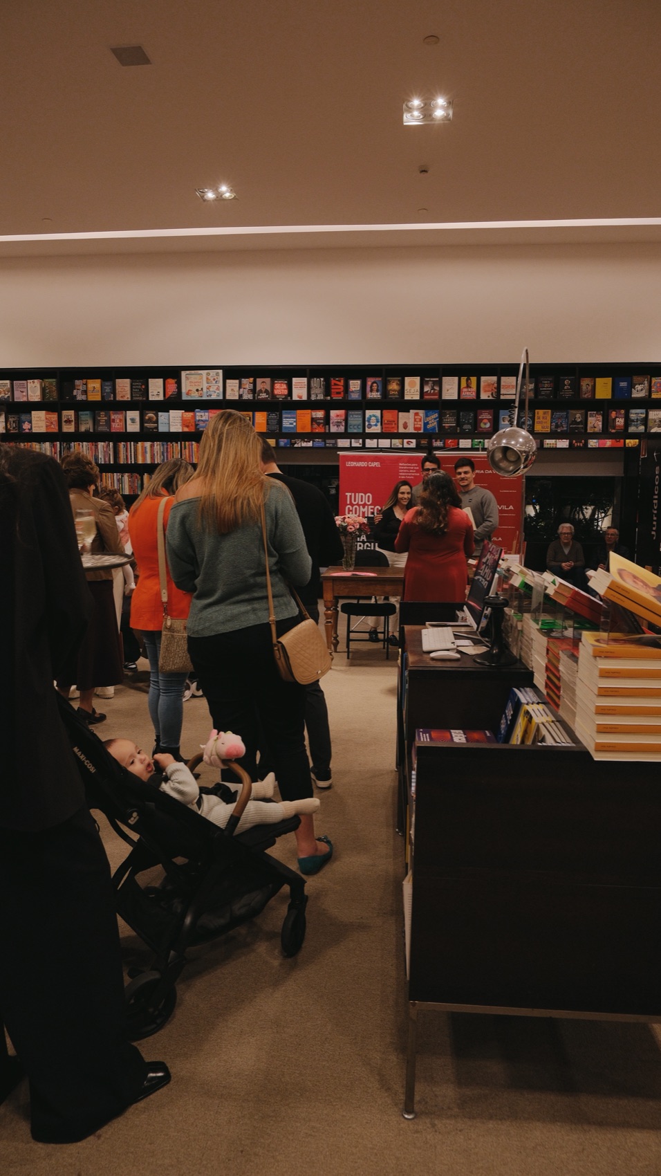 Fila de leitores esperando o autógrafo no lançamento, na Livraria da Vila de Curitiba